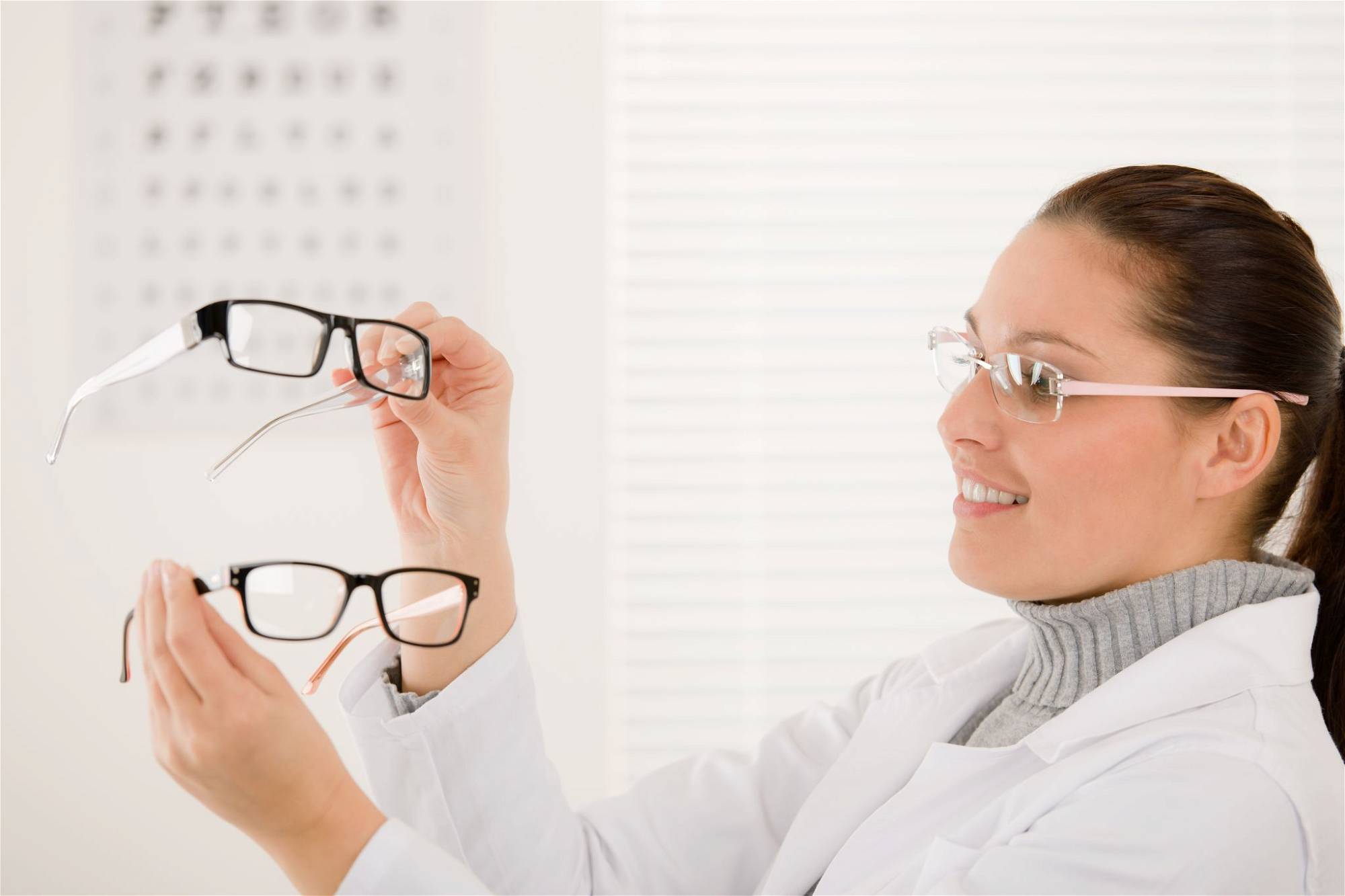 Врач подбирающий очки. Оптика в очках. Сложные очки при астигматизме. Очковая коррекция зрения. Девушка в очках у окулиста.