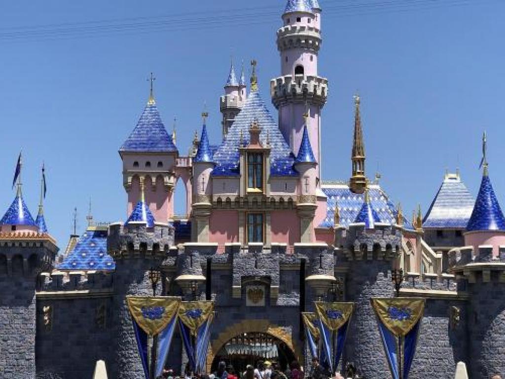Disney Aktie: Kalifornien sagt, dass Disneyland und andere Themenparks am 1. April wieder öffnen können!