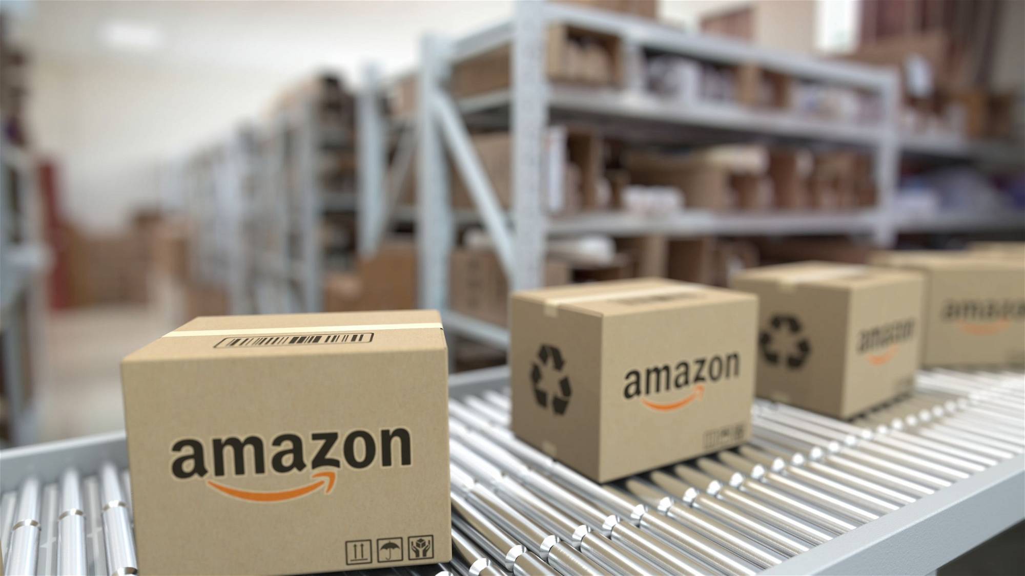 Amazon-Boxen laufen in einem Lagerhaus über ein Band