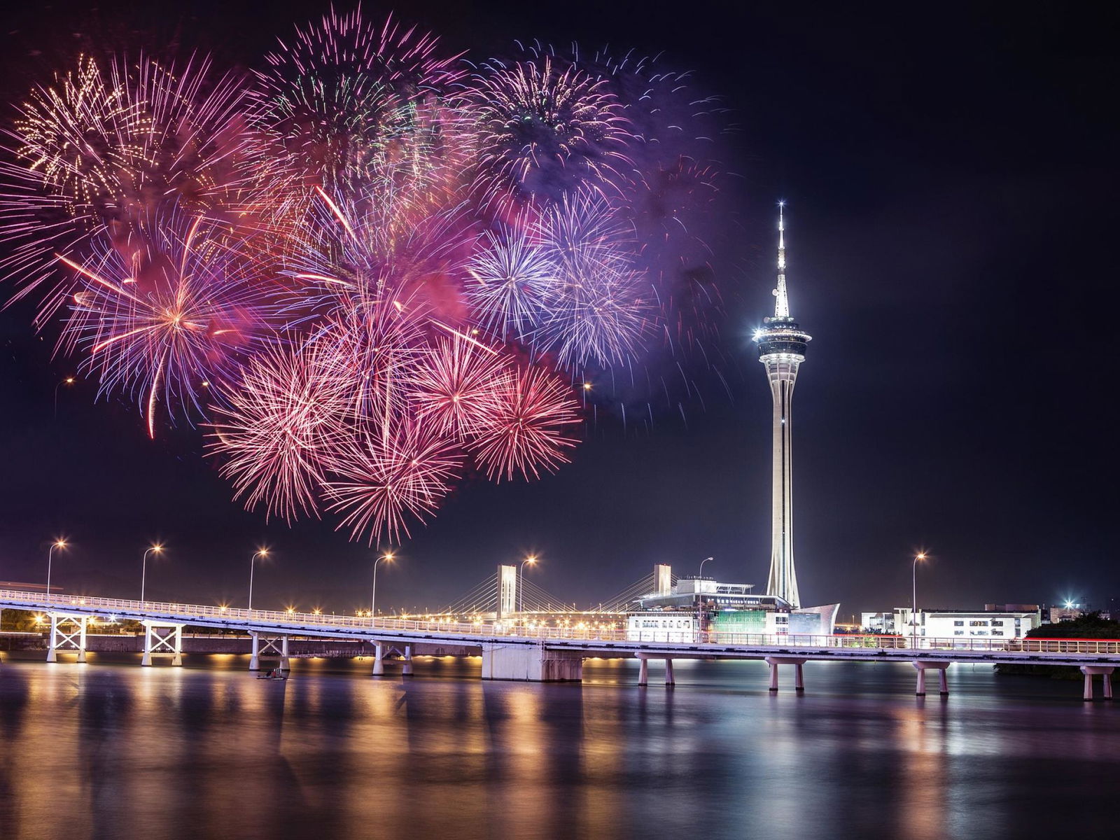 Wasserstoff-Aktien: Bei ThyssenKrypp Nucera und SFC Energy wünscht man sich mehr Sicherheit!