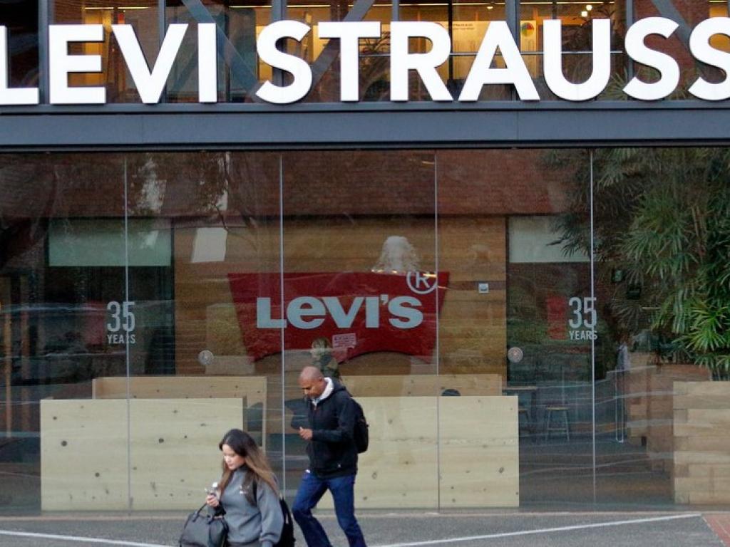 Levi Strauss hebt Prognose an – Aktie bricht dennoch ein