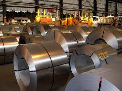Mehrere aufgerollte Stahl-Coils in einer U.S. Steel-Fabrik