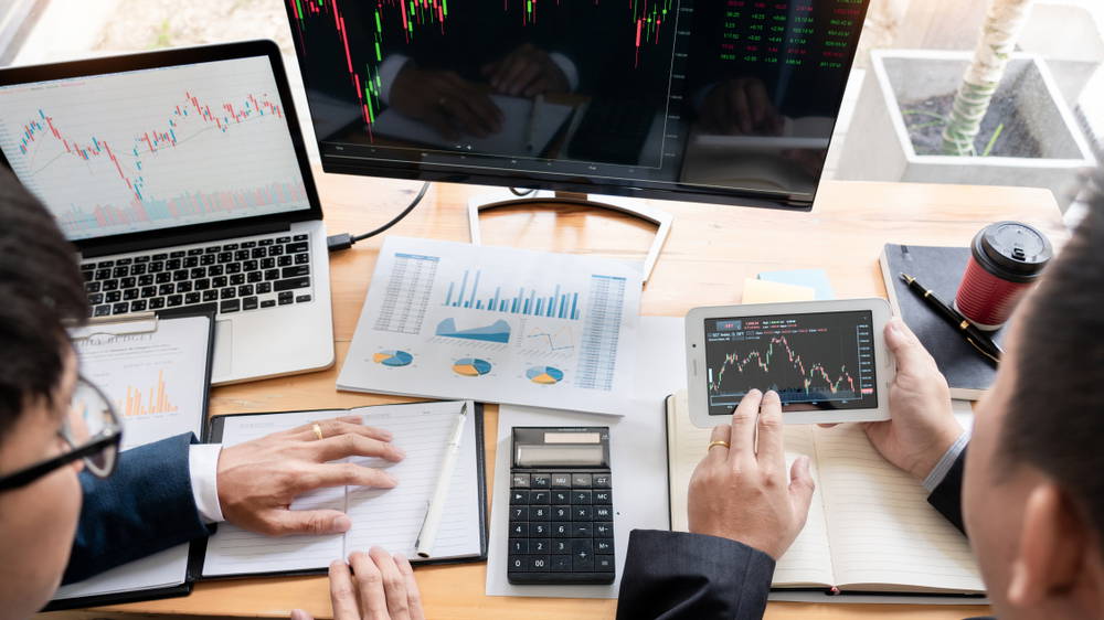 Bayer Aktie, Infineon Aktie und Continental Aktie: Die derzeit meistdiskutierten Trendsignale aus dem DAX