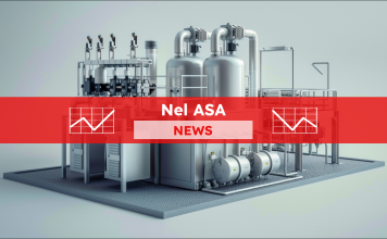 Eine Wasserstoff-Elektrolyseanlage mit zahlreichen Verbindungsrohren und Behältern, mit einem Banner Nel ASA-NEWS