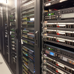 Eine Reihe von Serverschränken in einem Datenzentrum