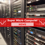 Eine Reihe von Serverschränken in einem Datenzentrum, über dem Bild ist ein Super Micro Computer NEWS-Banner 