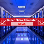 Ein Rechenzentrum mit mehreren Reihen von Serverracks, die mit blauen und violetten Lichtern beleuchtet sind, über dem Bild ist ein Super Micro Computer NEWS-Banner 