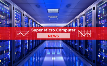 Ein Rechenzentrum mit mehreren Reihen von Serverracks, die mit blauen und violetten Lichtern beleuchtet sind, über dem Bild ist ein Super Micro Computer NEWS-Banner 