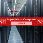 Ein Gang zwischen beleuchteten Serverracks mit einem Super Micro Computer NEWS- Banner darüber