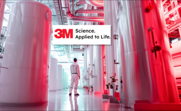 Ein Mitarbeiter in einem weißen Kittel in einem Labor, mit dem Slogan Science. Applied to Life. von 3M