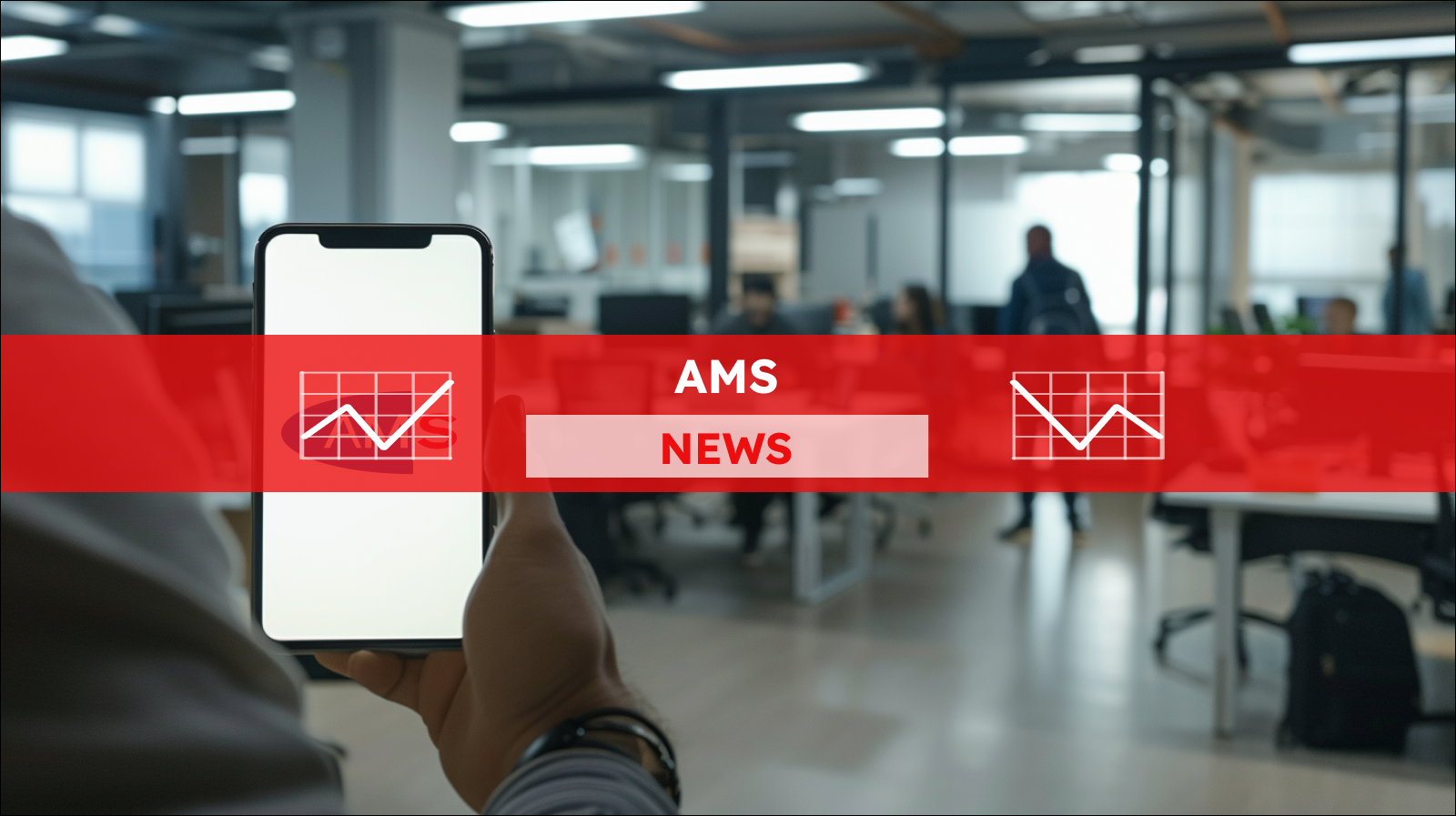 Ein Smartphone mit dem AMS-Logo auf dem Bildschirm  vor einem unscharfen Bürohintergrund, mit einem AMS NEWS Banner