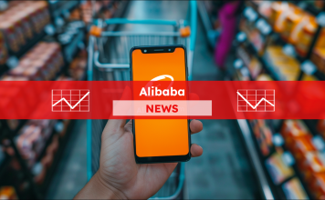 Eine Hand hält ein Smartphone mit dem Alibaba.com-Logo auf dem Bildschirm vor einem Einkaufswagen in einem Supermarkt, mit einem Alibaba NEWS Banner