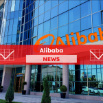 Ein Gebäude mit einer großen Glasfassade und dem Alibaba-Logo darüber, mit einem Alibaba NEWS Banner