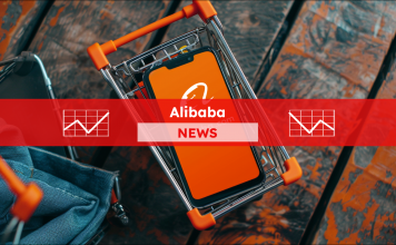 Ein Smartphone mit dem Bildschirm, der das Alibaba-Logo zeigt, liegt in einem Miniatur-Einkaufswagen,  mit einem Alibaba NEWS Banner