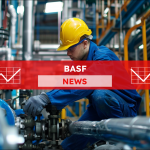 Ein Mann in blauer Arbeitskleidung und gelbem Schutzhelm, der an einer industriellen Rohrleitung arbeitet, mit einem BASF NEWS Banner