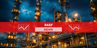 Das Bild zeigt eine komplex beleuchtete Industrieraffinerie mit hohen Säulen und einem verwinkelten Netz von Rohren unter einem Abendhimmel, mit einem BASF NEWS Banner