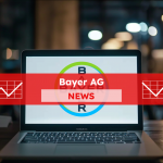 Ein Laptop steht auf einem Tisch, auf dem Bildschirm ist deutlich das Logo von Bayer zu sehen, mit einem Bayer AG NEWS Banner