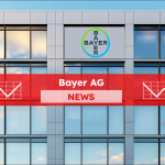 ein modernes Gebäude mit Glasfassade und dem runden Bayer-Logo in der Mitte,  mit einem Bayer AG Banner