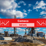 Eine industrielle Bergbauanlage unter einem blauen Himmel mit zerstreuten Wolken, mit einem Cameco NEWS Banner