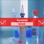 Spritze und Impfstoff auf dem Tisch im Labor, mit einem CureVac NEWS Banner.