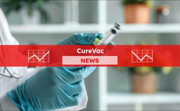 Ein Impfstoff in der Hand, mit einem CureVac NEWS Banner