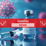 eine Impfstoffflasche mit zugehöriger Spritze und grafischen Darstellungen von Viren im Hintergrund, mit einem CureVac NEWS Banner.