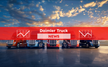 Eine Flotte von bunten Daimler-Lkw geparkt auf einer Asphaltfläche bei Sonnenuntergang, mit einem Daimler Truck NEWS Banner