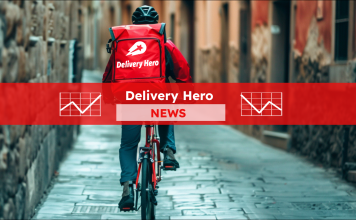 Ein Fahrradkurier mit einem roten Delivery Hero Rucksack, mit einem Delivery Hero NEWS Banner
