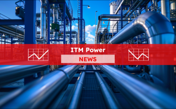 Rohrleitungen in einer industriellen Anlage mit komplexen Strukturen und Maschinen, mit einem ITM PowerNEWS Banner