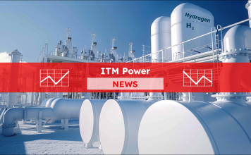 Eine Wasserstoffproduktionsanlage mit Speichertanks und Rohrleitungen, mit einem ITM Power NEWS Banner