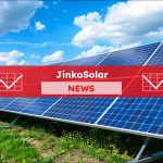 Solarmodulen auf einem Feld unter einem strahlend blauen Himmel mit der Sonne, mit einem JinkoSolar NEWS Banner