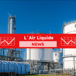 weiße industrielle Gasspeichertanks mit dem Logo von Air Liquide unter einem klaren blauen Himmel, mit einem L´Air Liquide NEWS Banner