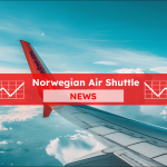 die Flügelspitze eines Flugzeugs mit dem Schriftzug norwegian.com und einem markanten roten Endteil, das gegen einen klaren Himmel und weiße Wolken abgehoben ist, mit einem Norwegian Air Shuttle NEWS Banner