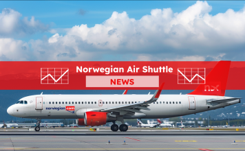 Ein Passagierflugzeug auf dem Rollfeld mit dem Schriftzug norwegian.com auf dem Rumpf, im Hintergrund sind blauer Himmel und schneebedeckte Berge, mit einem Norwegian Air Shuttle NEWS Banner