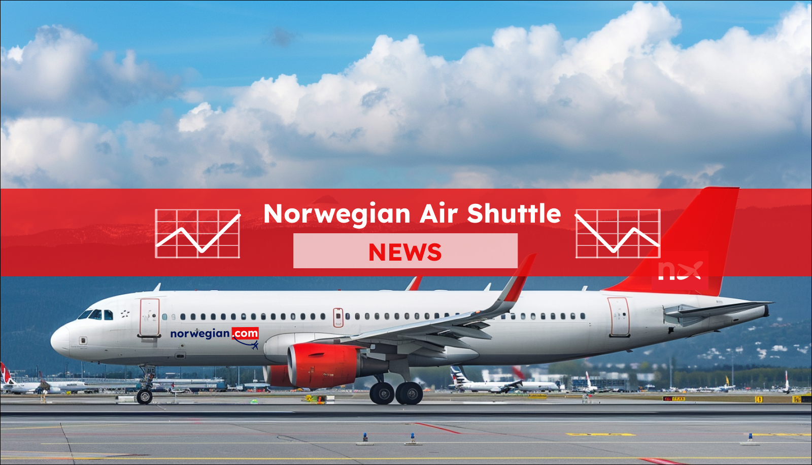 Ein Passagierflugzeug auf dem Rollfeld mit dem Schriftzug norwegian.com auf dem Rumpf, im Hintergrund sind blauer Himmel und schneebedeckte Berge, mit einem Norwegian Air Shuttle NEWS Banner