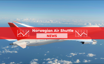 Ein Flugzeug in der Luft mit dem Schriftzug norwegian.com auf dem Rumpf, rotem Heck und Flügelspitzen, das über den Wolken fliegt, mit einem Norwegian Air Shuttle NEWS Banner