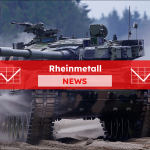 Ein Kampfpanzer in voller Fahrt, der Staub auf einer offenen Geländestrecke aufwirbelt,  mit einem Rheinmetall NEWS Banner