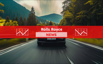 Ein luxuriöser schwarzer Rolls-Royce fährt auf einer Straße, umgeben von einem dichten Wald, mit einem Rolls Royce NEWS Banner