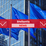 drei blaue Fahnen mit der Aufschrift STELLANTIS vor einem modernen Gebäude mit Glasfassade, mit einem Stellantis NEWS Banner