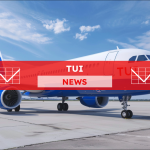 Flugzeug von TUI im Flughafen, mit einem TUI NEWS Banner.