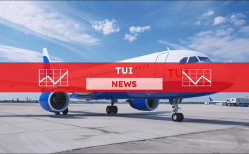 Flugzeug von TUI im Flughafen, mit einem TUI NEWS Banner.