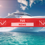 Ein Kreuzfahrtschiff auf dem Wasser in Nahaufnahme, mit einem TUI NEWS Banner.