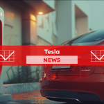 ein rotes Tesla-Elektroauto, das an einer Tesla-Ladestation im Zwielicht geparkt ist, mit einem Tesla NEWS Banner