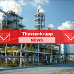 eine moderne Industrieanlage mit Tanks und Strukturen unter blauem Himmel, mit einem Thyssenkrupp NEWS Banner.