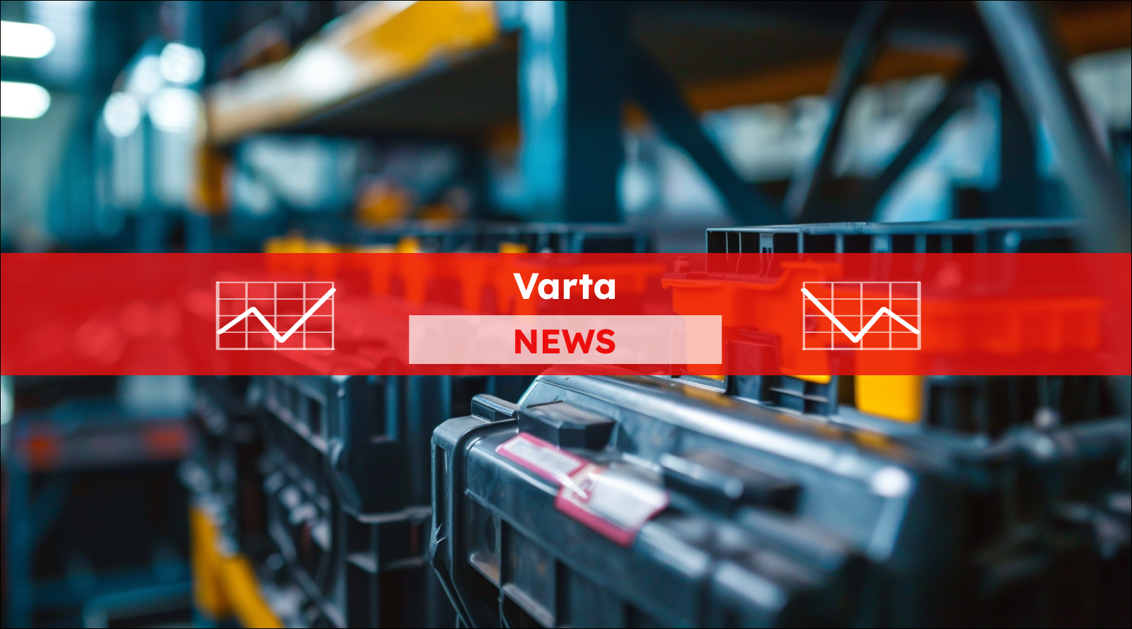 eine Reihe von Autobatterien auf einem Fließband in einer Fabrik, mit einem Varta NEWS Banner.