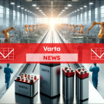 eine moderne Fabrikhalle, in der Roboterarme Batterien von Varta an einer automatisierten Produktionslinie, mit einem Varta NEWS Banner.