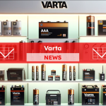 eine Auswahl von Varta-Produkten, darunter verschiedene Batterietypen und Elektronikzubehör, die auf einem beleuchteten Verkaufsregal präsentiert werden, mit einem Varta NEWS Banner.