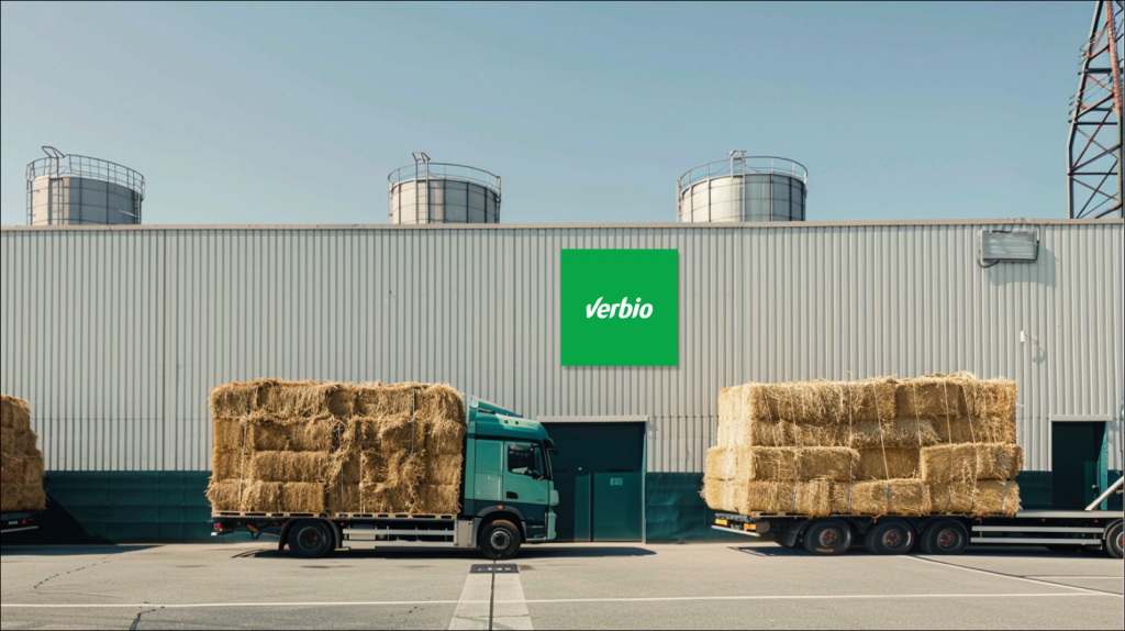 Zwei Lastwagen, beladen mit Strohballen, vor einem Industriegebäude
