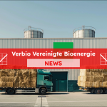 Zwei Lastwagen, beladen mit Strohballen, vor einem Industriegebäude, mit einem Verbio Vereinigte Bioenergie NEWS Banner