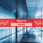 Ein moderner Flur mit reflektierenden blauen Glaswänden, auf denen der Schriftzug Vonovia zu sehen ist, und einem leuchtenden Firmenlogo an einer Säule,  mit einem Vonovia NEWS Banner